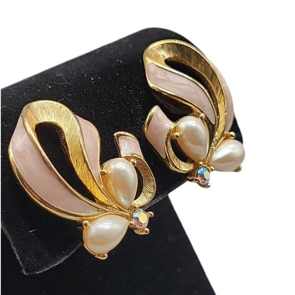 Trifari Pink Ribbon Clip On Earring 1990s Faux Pearl Aurora Borealis Rhinestone - Picture 5 of 15